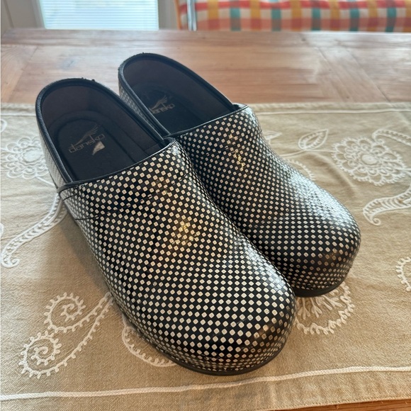 Dansko Shoes - Dansko confortclog Black and White polka dot clogs